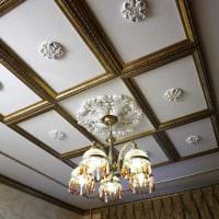 красива декорация на тавана с допълнителна светла картина