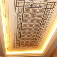 класическа декорация на таван с аксесоари снимка