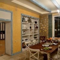 lys dekorasjon av rommets design i stil med Provence -foto