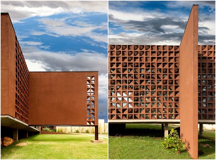 Dekorativ facade design beton-mursten-huller-mønster-facade