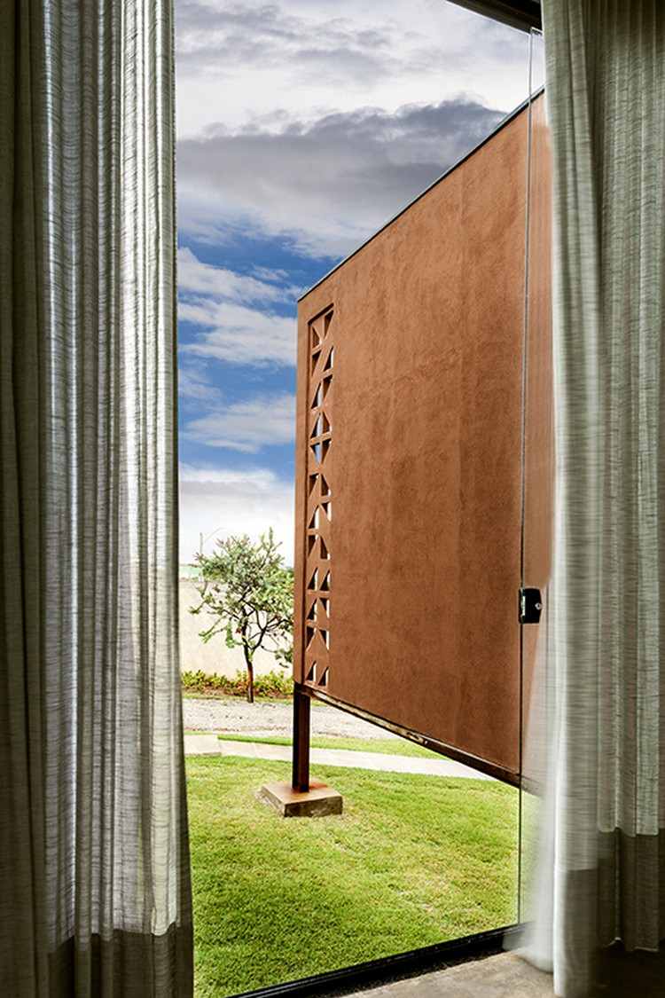 dekorativ-facade-design-beton-mursten-glas-forfra