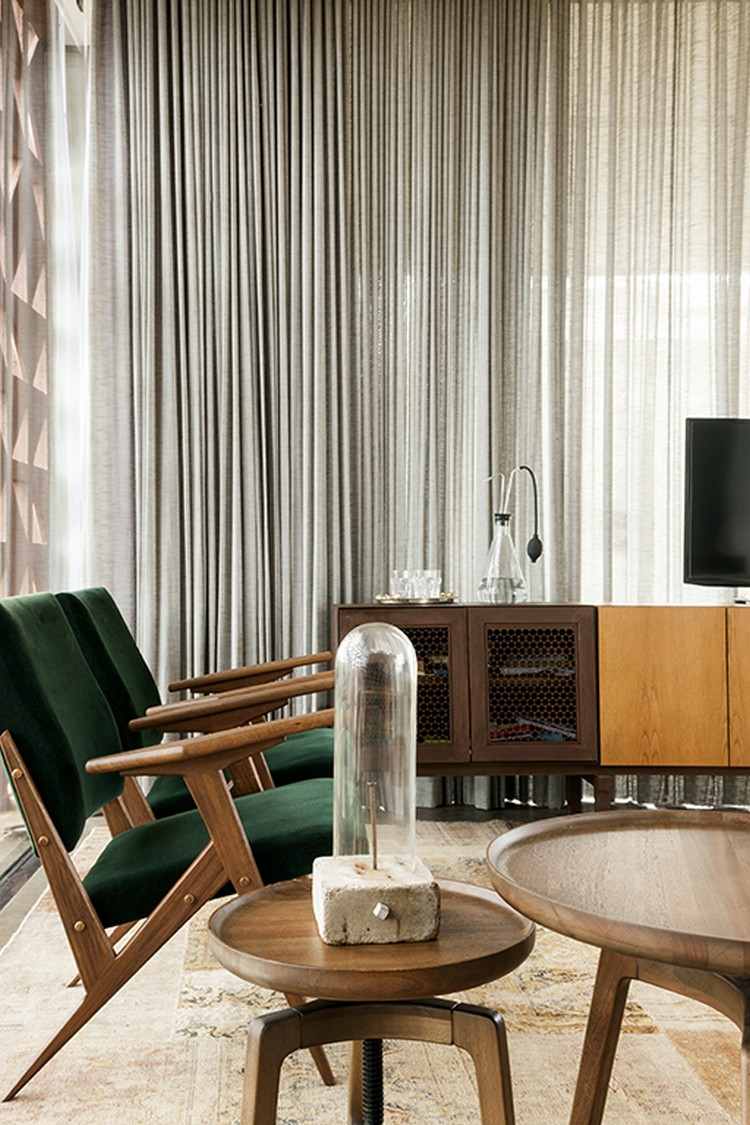 interiør-design-70'erne-levende-stil-lænestole-sideborde-gardiner