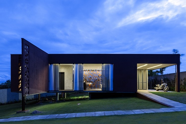 dekorativ-facade-design-beton-mursten-glas-fronter-skråning