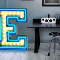 muligheden for at bruge dekorative bogstaver i stil med soveværelsesfotoet