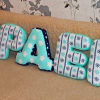 tanken om at bruge dekorative bogstaver i stil med soveværelsesfotoet