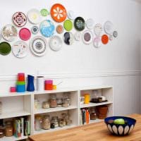 идеята за красива декорация на хола с декоративни чинии на снимката на стената
