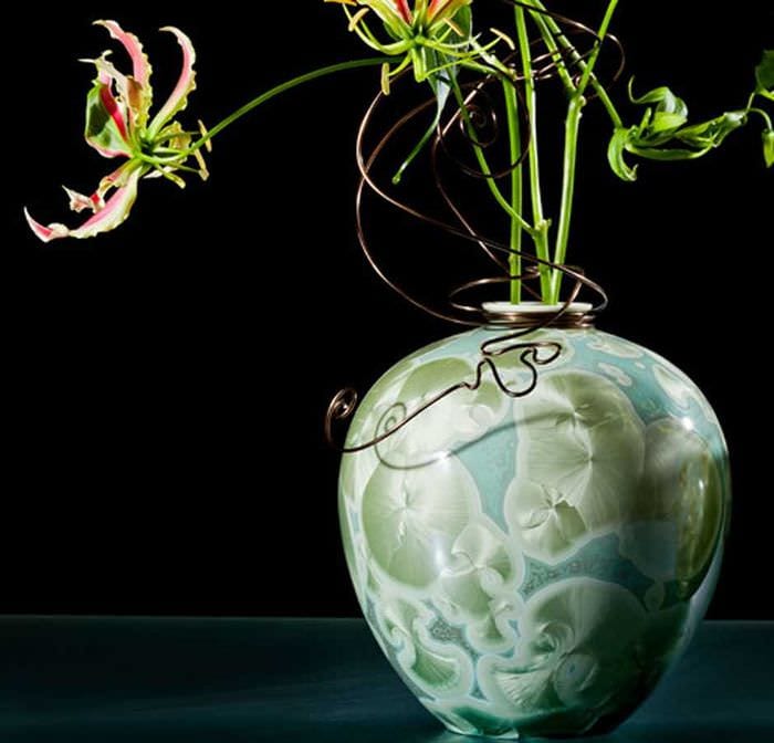 גרסה של עיצוב יפה של אגרטל רצפה עם פרחים דקורטיביים
