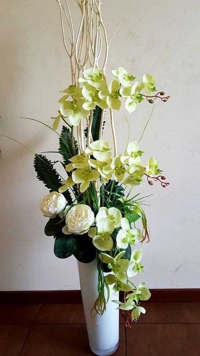 הרעיון של עיצוב בהיר של אגרטל עם פרחים דקורטיביים