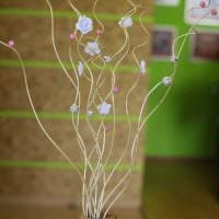 הרעיון של עיצוב בהיר של אגרטל עם פרחים דקורטיביים צילום
