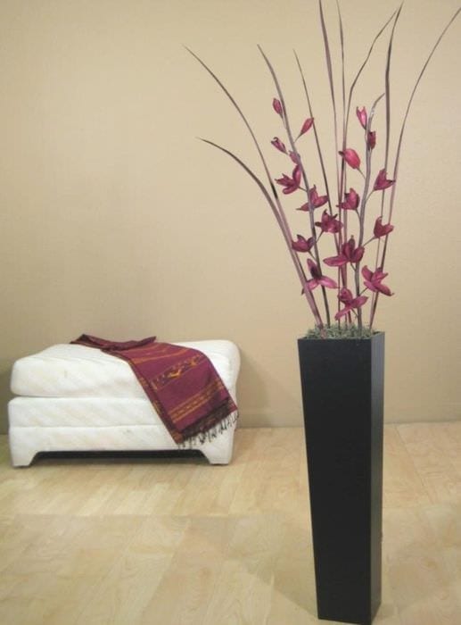 רעיון עיצוב בהיר לאגרטל רצפה עם פרחים דקורטיביים