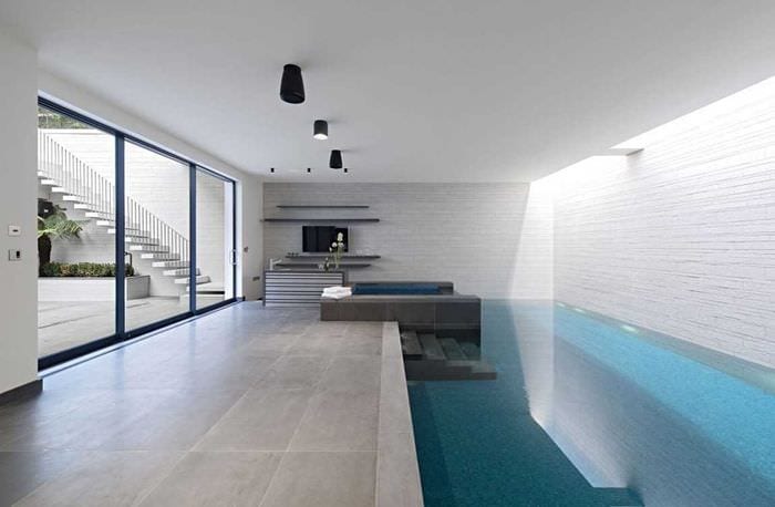Idee eines ungewöhnlichen Interieurs für einen kleinen Pool
