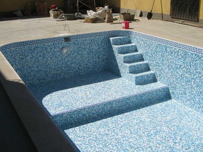 eine Variante des modernen Designs eines kleinen Pools