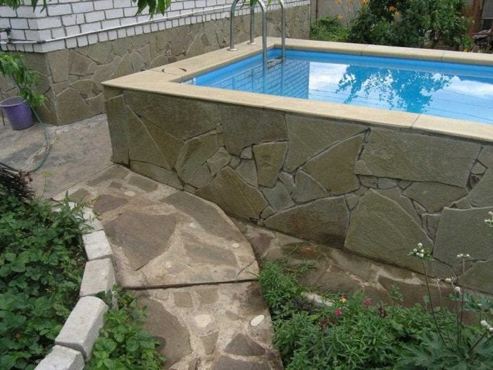 die Idee eines modernen Interieurs für einen kleinen Pool