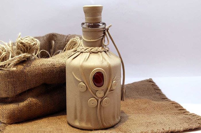 DIY -version av den ursprungliga inredningen av glasflaskor av läder