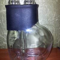 DIY -alternativ for lyst dekorere glassflasker laget av skinnbilde
