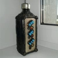 ideen om vakre dekorative glassflasker laget av skinn med egne hender