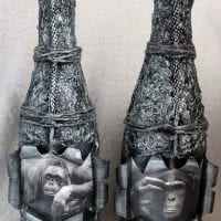 myšlenka originálního dekoru skleněných lahví vyrobených z kůže s fotografií vlastních rukou