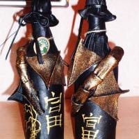 gör-det-själv-versionen av den ursprungliga dekorationen av glasflaskor av läderfoto