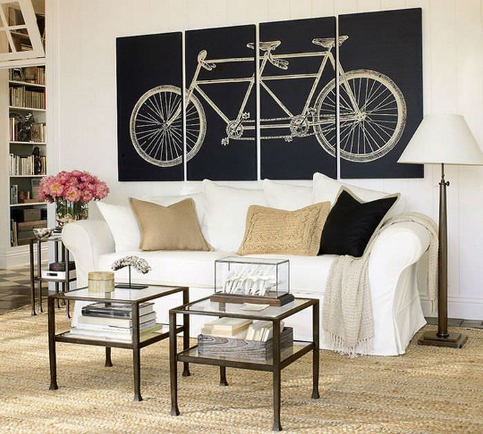 Bicykel na modulárnom obrázku v interiéri obývačky