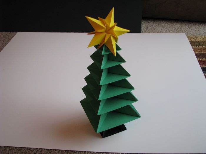 مثال على إنشاء شجرة عيد الميلاد غير العادية من الورق المقوى بنفسك