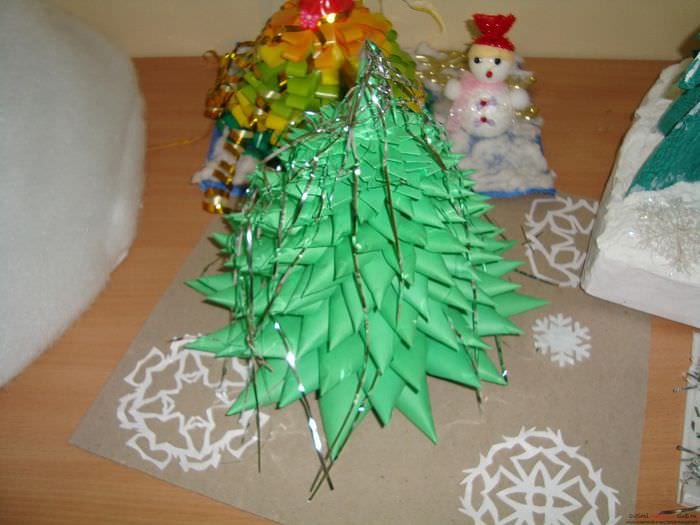 فكرة إنشاء شجرة عيد الميلاد المشرقة من الورق المقوى بنفسك