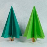 opțiune de bricolaj pentru a crea un frumos pom de Crăciun din tablă de carton