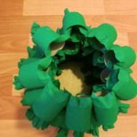 ideen om å lage et festlig juletre av papir med egne hender