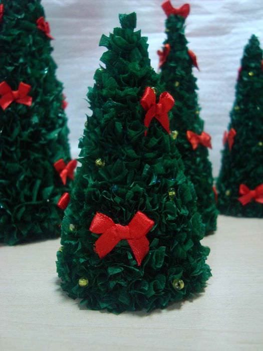 فكرة إنشاء شجرة عيد الميلاد الجميلة من الورق المقوى بنفسك