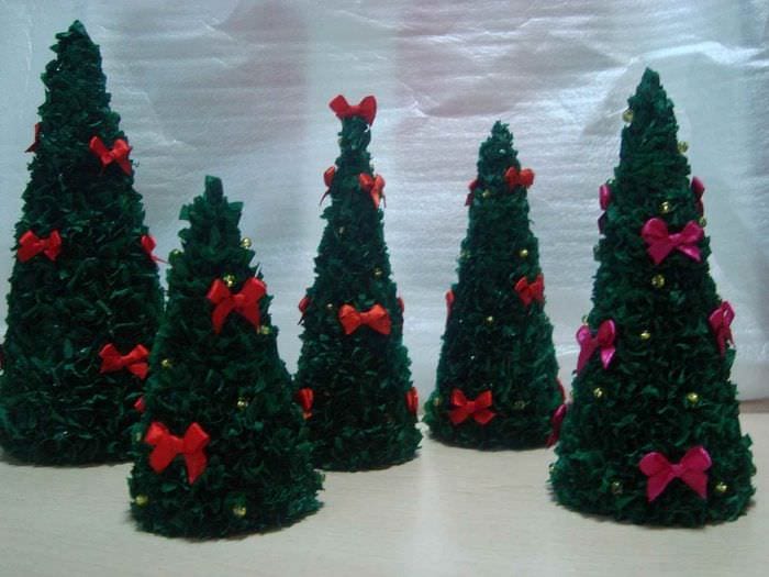 مثال على صنع شجرة عيد الميلاد غير العادية من الورق بنفسك