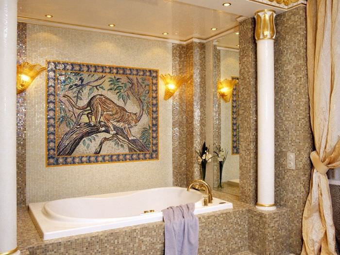 Κεραμικό πάνελ στον τοίχο του μπάνιου και κομψές λάμπες