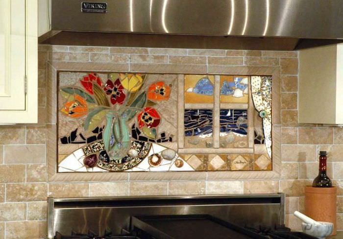 Κεραμικό πάνελ πάνω από την εστία στο εσωτερικό της κουζίνας