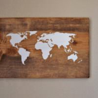 Ξύλινο πάνελ με τη μορφή ενός χάρτη του κόσμου