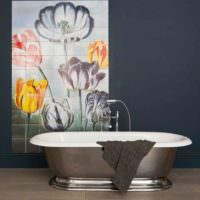 Panel virágzó tulipánokkal a fürdőszobában