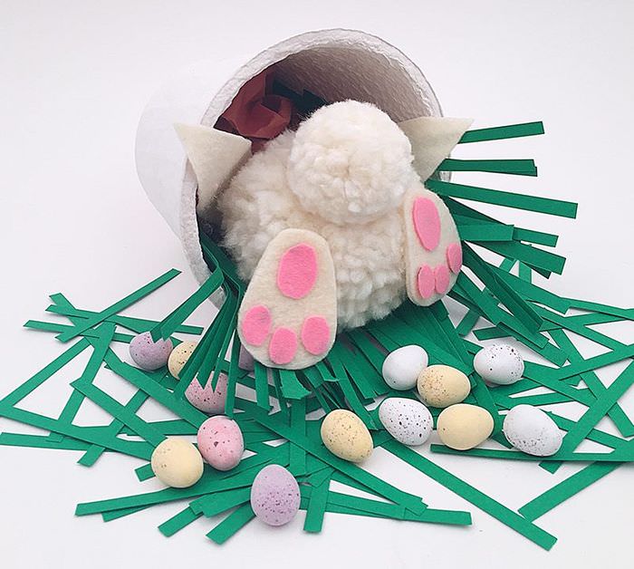 DIY -komposition för påsk med en leksakskanin