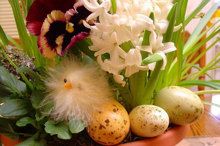 Díszítés virágokkal és növényekkel húsvétra