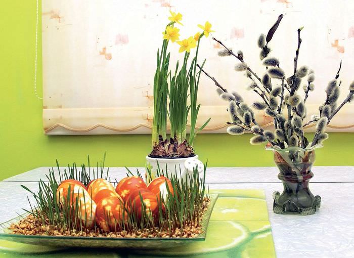 Decor de masă festiv pentru Paști cu verdețuri și flori
