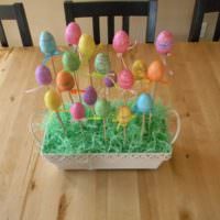 Húsvétra festett tojás az állványokon