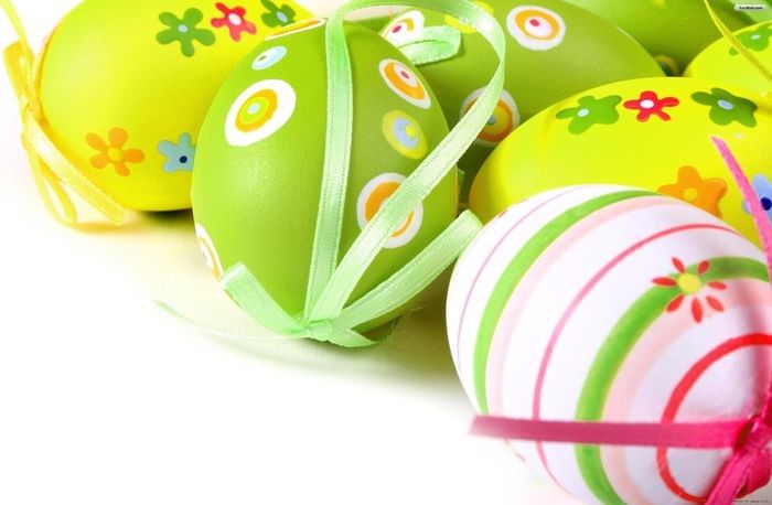 Húsvéti tojás íjakkal az ünnepi enteriőr díszítésére