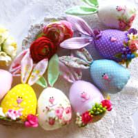 Iepurași de Paști decorați în formă de ouă