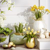 A belső húsvéti díszítése friss virágokkal