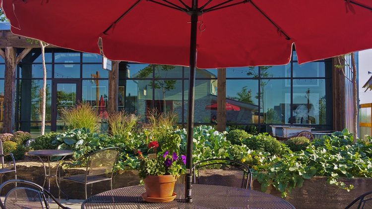 Indstil en udestue-terrasse-parasol-metal-havemøbler