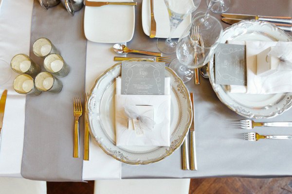 Dæk bordet korrekt glas tallerkener servetter bestik menukort
