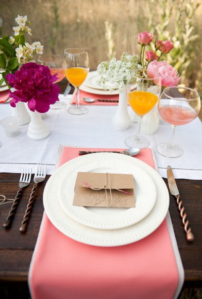 bord ordentligt dækker lyserøde blomster morgenmad