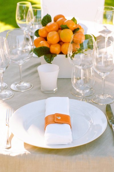 dække bordet ordentligt orange borddekoration servietring læder