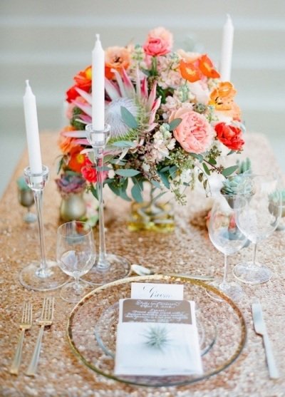 bord korrekt dække glasplade lysestage blomster