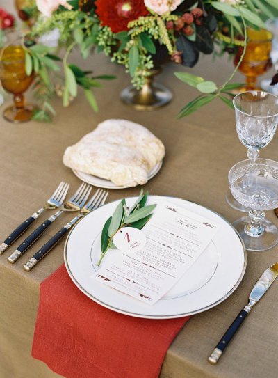 bord korrekt dække brød venstre bestik menu glas