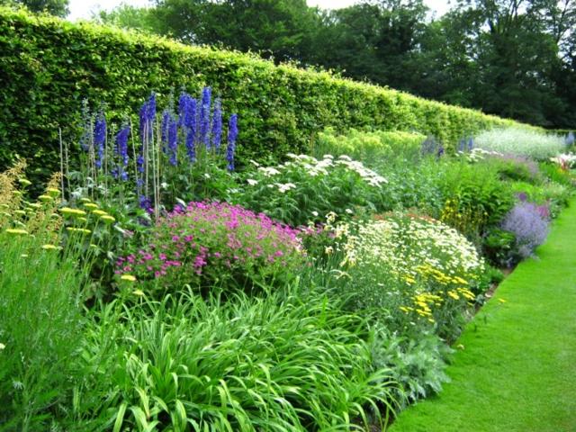 Designideer til havegrænsen skaber et blomsterbed