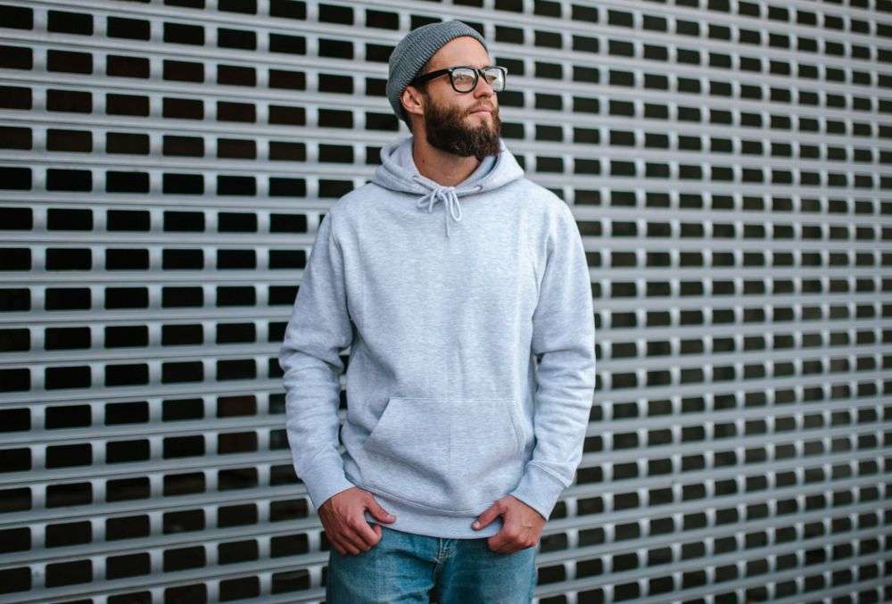 Hoodie hættetrøje til mand med hue og briller