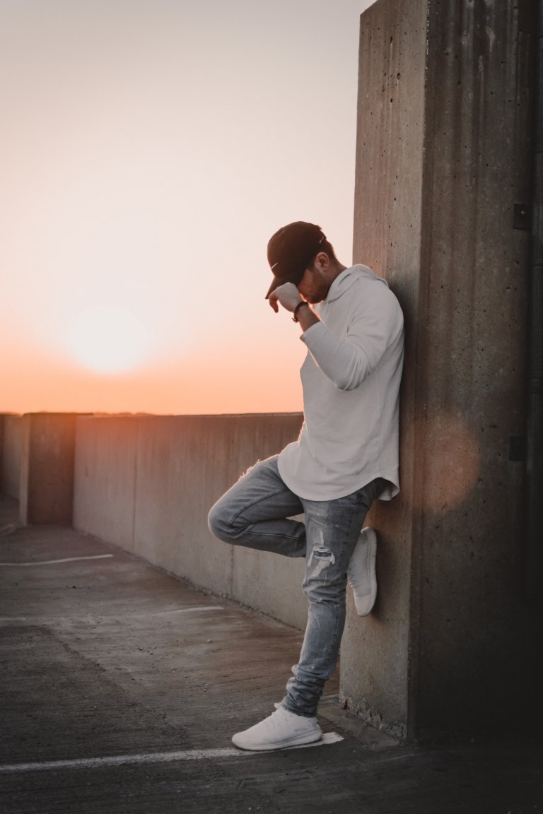 Hættetrøje til mænd i hvid kombineret med grå jeans og hvide sneakers