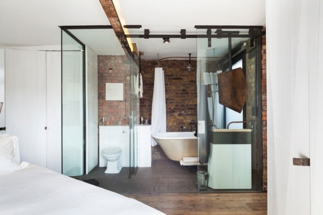 badeværelse-industriel stil-rød-mursten-vægge-glas-skillevæg